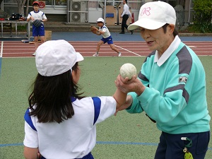 子どもたちに野球を教えるときも決して手を抜かない。王子第三小学校にて