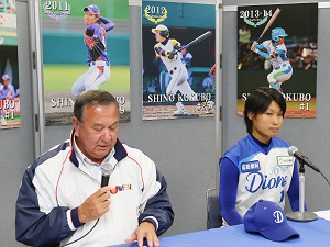 引退会見に臨む小久保選手と太田幸司・日本女子プロ野球機構SV（9月26日）