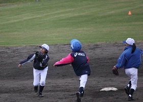 2日目は札幌のモエレ沼公園野球場で。最高気温7.4度という寒さのため、時間を短縮して試合が行われた