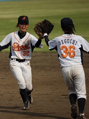 尚美の二塁手、荒井選手（左）と遊撃手の出口選手
