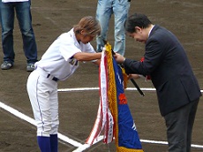 全女連の全国大会で準優勝旗を返還する森井和美選手（09年）