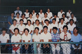 中国チームと記念撮影。蘇武は前列右から2番目。その左は中国の女性監督(平成7年)。