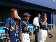 思わず涙がこみ上げる小澤監督（左から2番目）とコーチたち