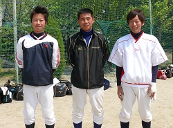 中京大学の佐竹創平監督（中央）と、渡辺卓也コーチ（左）、三島拓実コーチ