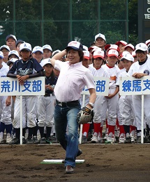 始球式ではひろみちお兄さんこと佐藤弘道さんが見事ストライク