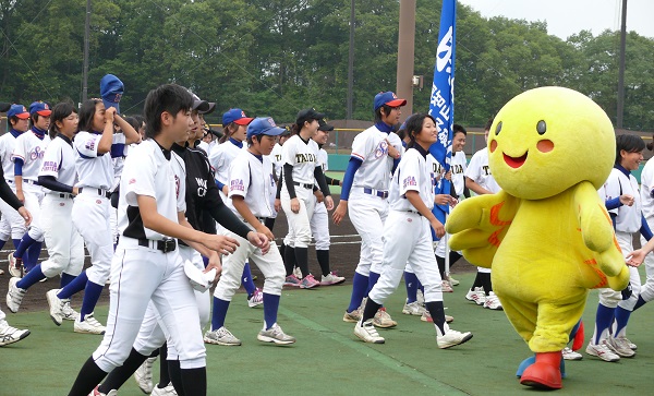 開会式が終わると軟式と硬式の選手たちが入り乱れ…。右は兵庫県のマスコット「はばタン」