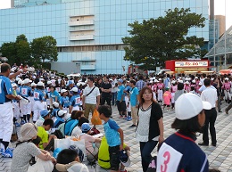 19時からの開会式のために東京ドームに集まってきた選手や保護者たち