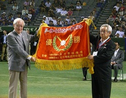 NPBの加藤良三会長（左）と全日本軟式野球連盟の大森一人会長（右）