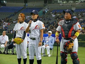 始球式は日本代表の3人が。左から磯崎由加里投手、志村亜貴子主将、西朝美捕手