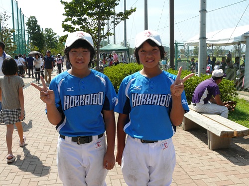 北海道の2投手。猛暑対策に厚着をして練習してきたとか