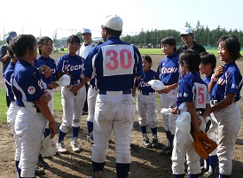 高知家ガールズを率いた亀井司郎監督は県立室戸高校女子硬式野球同好会の監督でもある