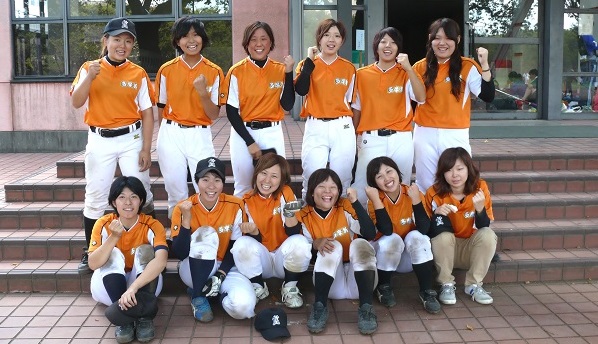 嶋本監督デザインのユニフォームに身を包む部員の皆さん。関東大学女子軟式野球連盟の秋季リーグにて（13年）