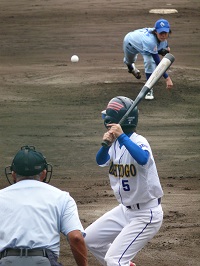 1回表、兵庫の原志穂子選手は日体大の先発・谷山投手から中前打を放った