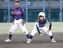 決勝4回表、四球で出塁した江戸川の伊沢凛選手は押し出しでホームを踏む