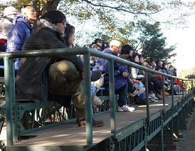 会場の駒澤大学硬式野球場には開始前からたくさんの見学者が