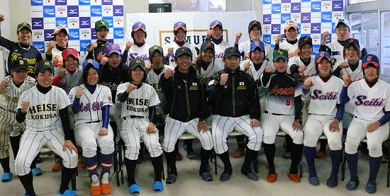 23人の候補生たちと大倉監督（中央左）、清水コーチ（同右）