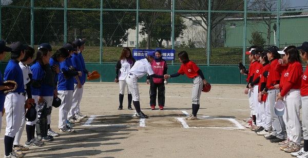 森井（左）、鈴木（右）、両キャプテンの握手で試合開始