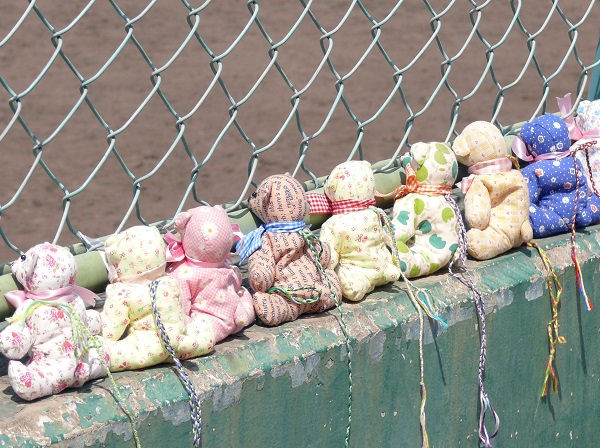 福知山成美の寮母さんが作ったというお守りの人形たち。選手の数だけあるとか