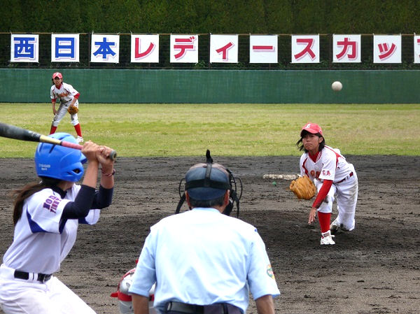 2012年に誕生した大会で、今年は7球団9チームが参加。写真は広島vs野田B（攻撃）戦