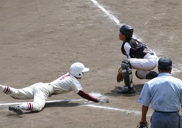 苅田選手の犠牲フライで頭から突っ込む芳野選手