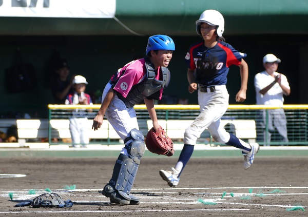江戸川vs千葉。1回裏、中込優衣選手の適時二塁打でホームに走りこむ五月女選手