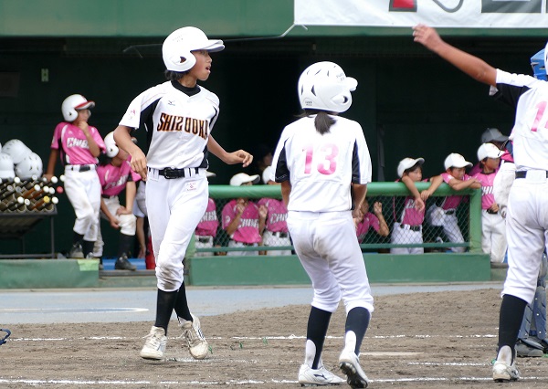 左の写真のあと、野田選手の適時二塁打で次々にホームを踏む静岡の選手たち