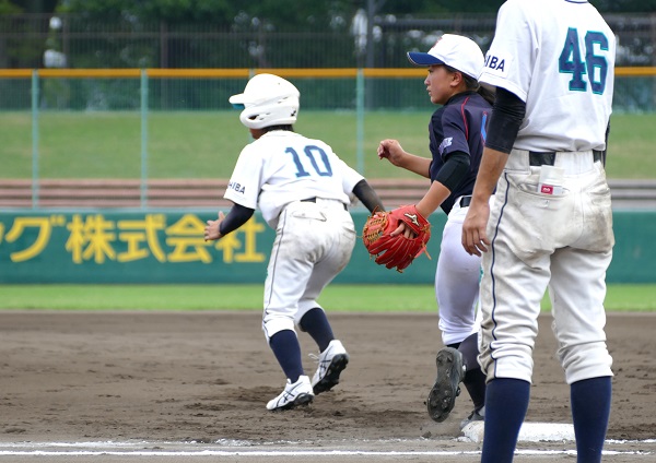 3回表、二塁をうかがう千葉の北村麻皓選手。気配りの主将