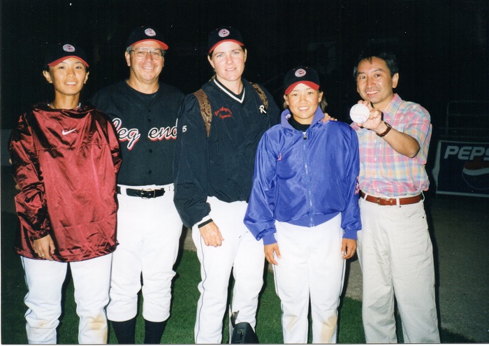 左から鈴木、「フロリダ・レジェンズ」コーチのマイク、監督のブリジット、山元保美、福島良一の各氏