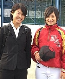 女子プロ野球１期生仲間の小久保志乃選手（左）も応援に。右は野々村監督