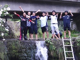 川遊びを楽しむ参加者たち（12年夏のメンバー）