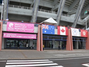 参加国の旗などが飾られた球場の入口