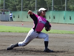 千葉の相澤投手は捕手や打者としても活躍し、チームに貢献（写真は茨城戦）