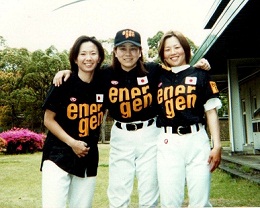 「チームエネルゲン」（日本代表）の仲間と。右・山元保美選手、左・鈴木慶子選手（日米女子野球大会・平成12年）