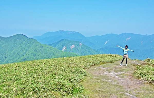 三重県との境をなす鈴鹿山脈。その山峰の一つ、竜ヶ岳の山頂
