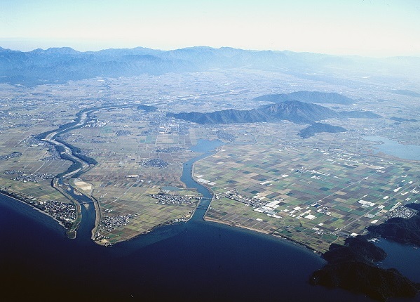 市全景。左が愛知川（左岸は彦根市）、中央は須田川