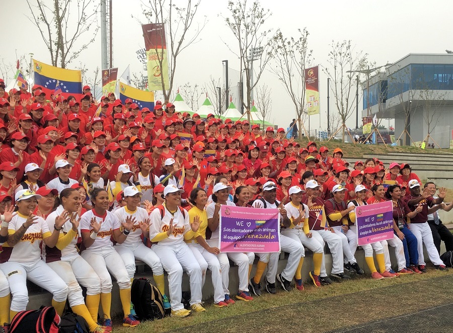 ベネズエラ選手と韓国人の応援ボランティア