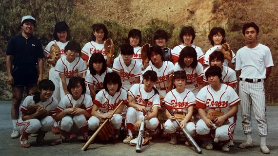 日本初の大学女子野球チームと思われる、跡見学園短大の「エラーズ」。写真は6期生と7期生。昭和58年