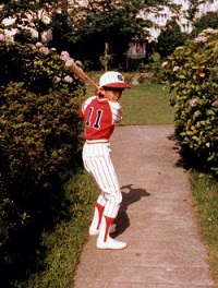 野球を始めたばかりの小学3年生のころ。緑スネークスのユニホームをもらったのがうれしくて撮った写真