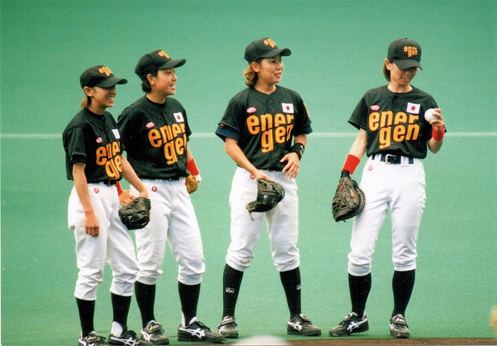 00年に西武ドームで行われた日米女子野球大会にて。左から新井純子、上田玲、柴田真紀子、鈴木