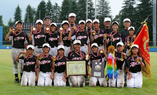 石井利一監督（後列左）はイケイケ野球で女の子の気持ちを盛り上げた