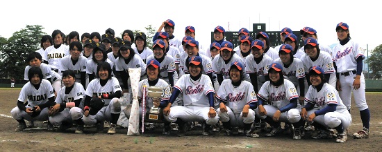 見事優勝した福知山成美高校(右)と、準優勝の大阪体育大学（左）(写真提供／女子プロ野球ユース